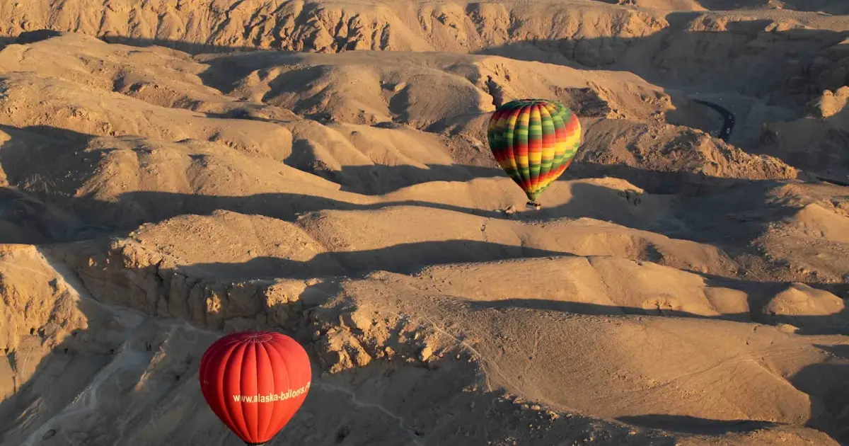 How Do Hot Air Balloons Land? The Complete Guide