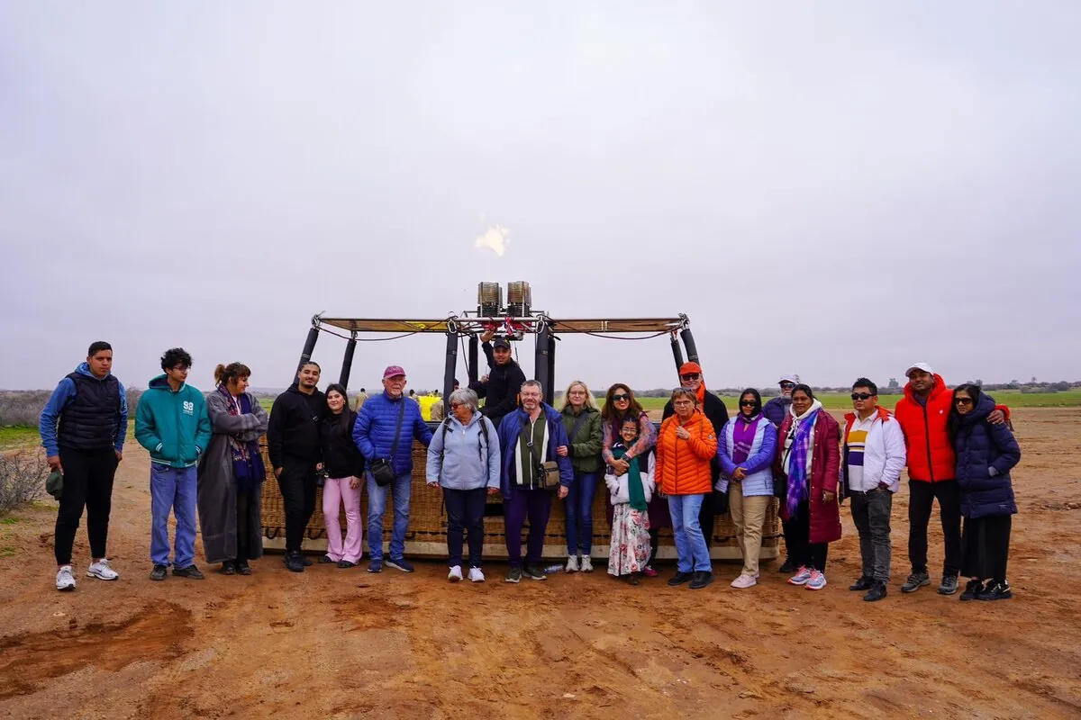 Groupe de voyageurs devant les brûleurs avant le décollage